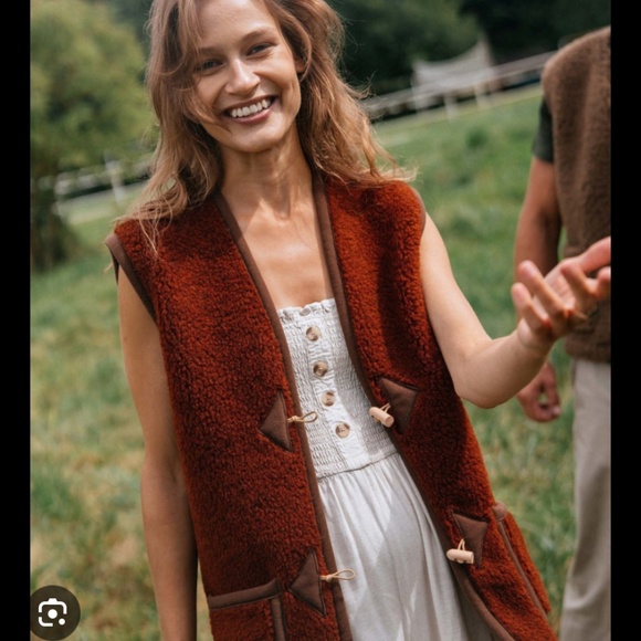 Cream and Brown Textured Vest with Cozy Shearling Material - Picture 10 of 10
